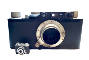 Leica géant factice pour vitrine magasin