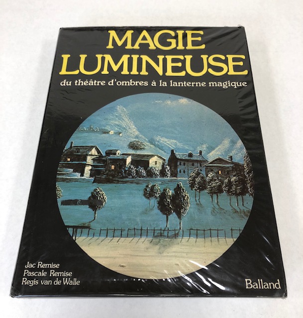 La Magie Lumineuse du théatre d’ombres à la Lanterne magique éditions Baland.