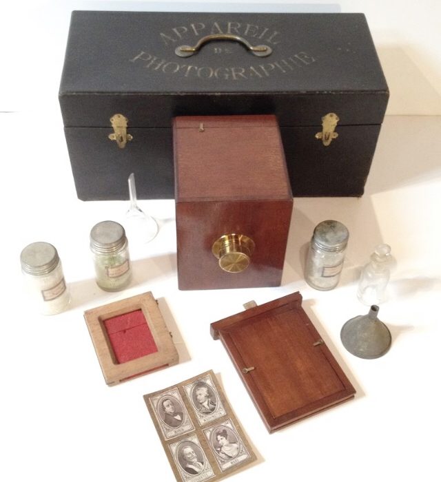 Coffret avec appareil photo et accessoires fin 19 ème