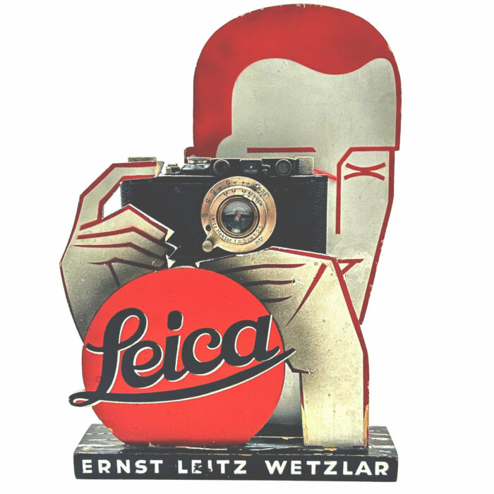 Display stand with Leica II présentoir publicitaire Leica II vers 1930.