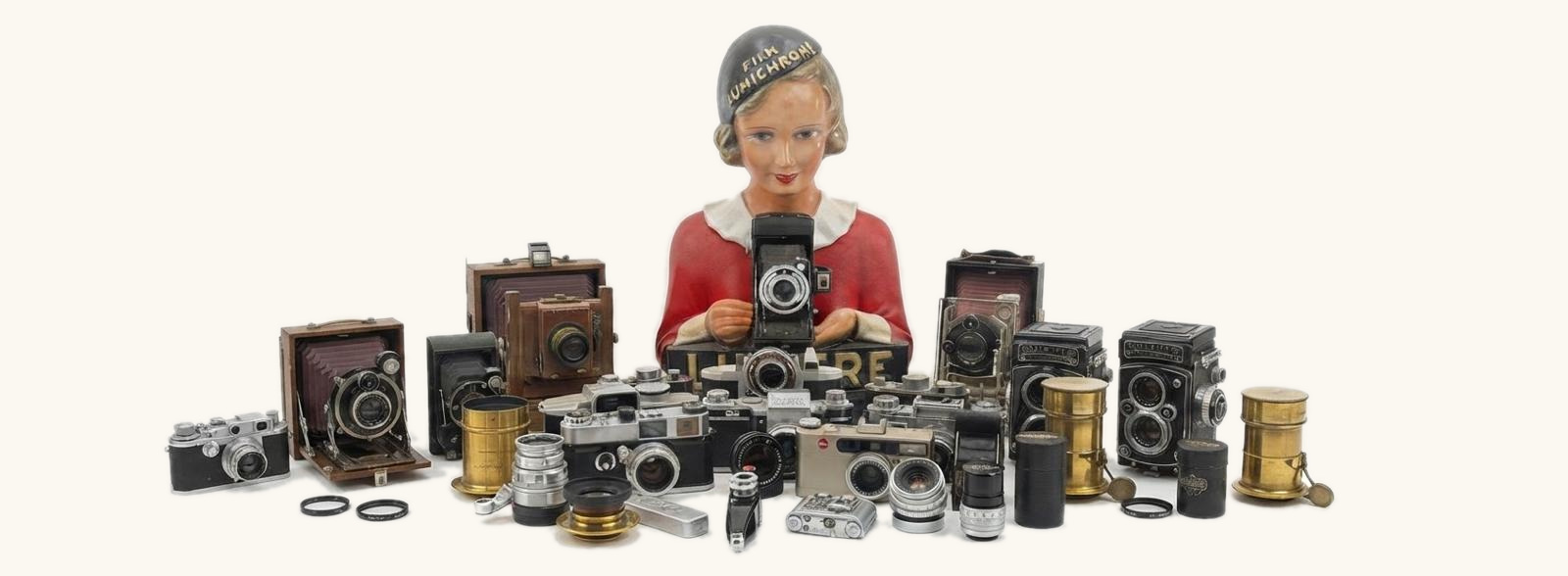 Une partie de la collection Vintage-Cameras : appareils photo anciens, objectifs en laiton, chambres a soufflet et buste publicitaire Lumiere.